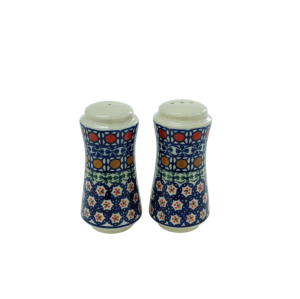 Salt and pepper shakers (A16 D1)