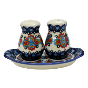 Salt and pepper shakers (A12 D82)  