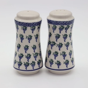 Salt and pepper shakers (A16 D14)        