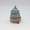 Pojemnik ceramiczny Gnom choinka z pokrywką A523 D62 – ręcznie malowana ceramika bolesławiecka w kształcie gnomka i choinki, dekoracyjny i praktyczny do przechowywania drobiazgów lub słodyczy.