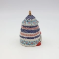 Pojemnik ceramiczny Gnom choinka z pokrywką A523 D3 – ręcznie malowana ceramika bolesławiecka w kształcie gnomka i choinki, dekoracyjny i praktyczny do przechowywania słodyczy lub drobiazgów.
