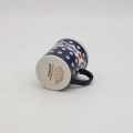 Ręcznie zdobiony kubek MARS z napisem MAMA wykonany z tradycyjnej ceramiki bolesławieckiej. Idealny prezent dla mamy na co dzień i wyjątkowe okazje.