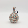 Ręcznie zdobiona karafka kula wykonana z tradycyjnej ceramiki bolesławieckiej. Oryginalna ceramiczna butelka idealna do serwowania nalewek, wody lub jako dekoracja stołu.
