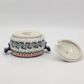 Ręcznie zdobiona waza ceramiczna BUFET o pojemności 1 litra wykonana z tradycyjnej ceramiki bolesławieckiej. Idealna do serwowania zup, sosów i gorących potraw.