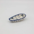 Hand-painted spoon rest made from traditional Bolesławiec pottery. A practical and decorative kitchen accessory ideal for cooking and serving dishes.