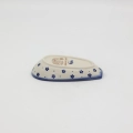 Hand-painted spoon rest made from traditional Bolesławiec pottery. A practical and decorative kitchen accessory ideal for cooking and serving dishes.