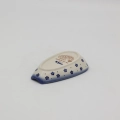 Hand-painted spoon rest made from traditional Bolesławiec pottery. A practical and decorative kitchen accessory ideal for cooking and serving dishes.
