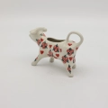 Ceramiczny mlecznik w kształcie krowy o pojemności 100 ml to absolutna klasyka bolesławieckiego rzemiosła, połączona z radosnym designem, który ożywi każdy stół i sprawi, że rytuał picia kawy stanie się jeszcze przyjemniejszy.