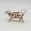 Ceramiczny mlecznik w kształcie krowy o pojemności 100 ml to absolutna klasyka bolesławieckiego rzemiosła, połączona z radosnym designem, który ożywi każdy stół i sprawi, że rytuał picia kawy stanie się jeszcze przyjemniejszy.