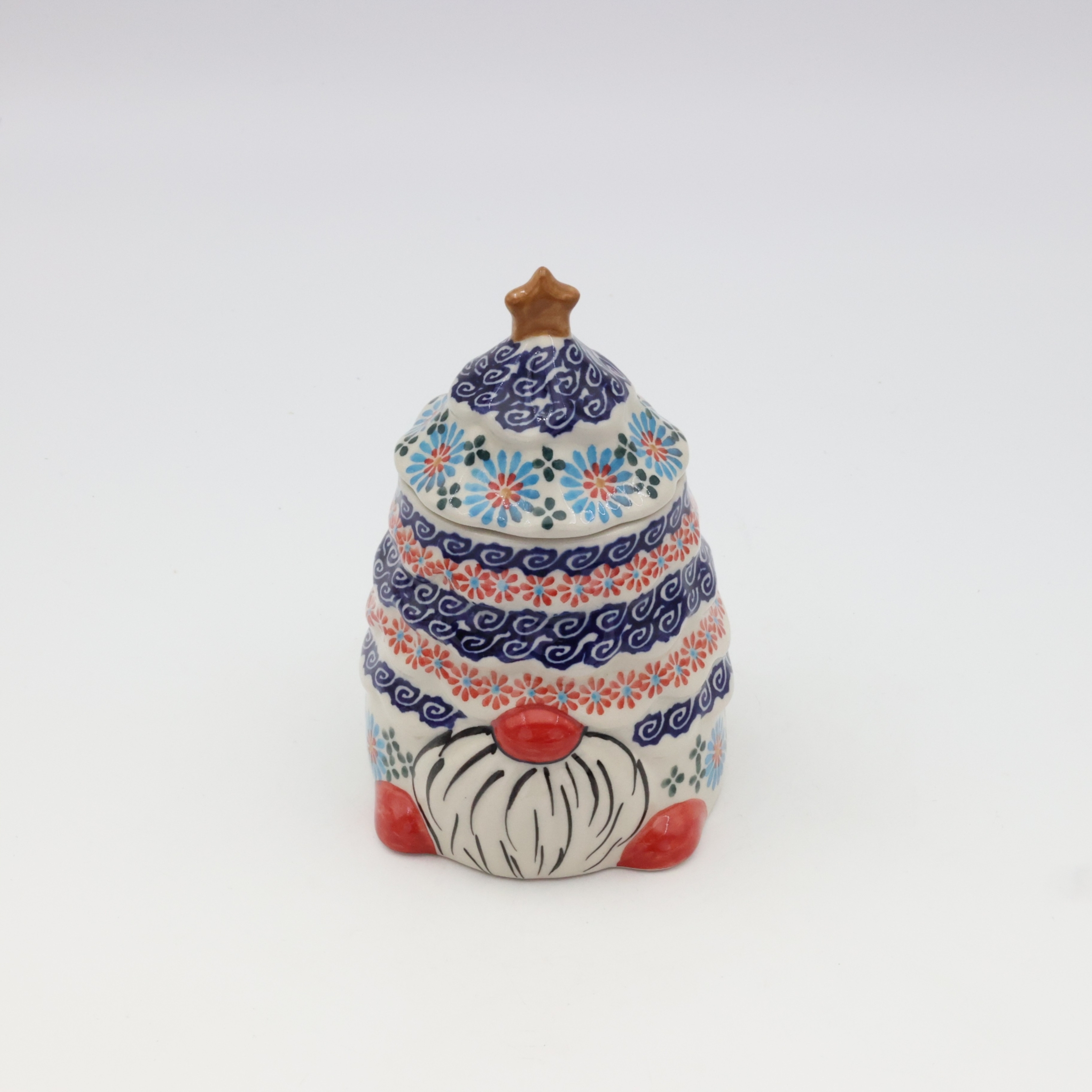 Pojemnik ceramiczny Gnom choinka z pokrywką A523 D3 – ręcznie malowana ceramika bolesławiecka w kształcie gnomka i choinki, dekoracyjny i praktyczny do przechowywania słodyczy lub drobiazgów.