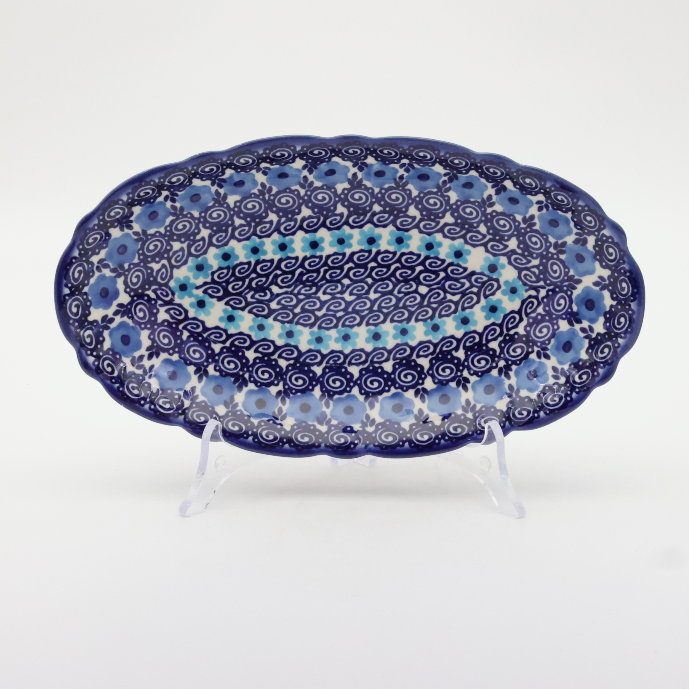 Small embossed platter A260 D98 – hand-painted Bolesławiec pottery, perfect for serving appetizers and desserts.