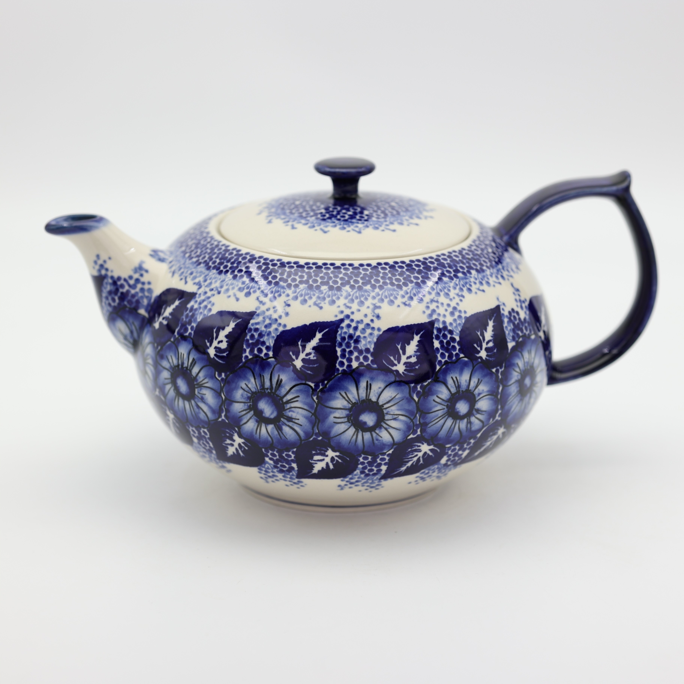 Bolesławiec ceramic teapot – hand-decorated Polish pottery with traditional cobalt patterns. A stylish and durable teapot perfect for serving tea and showcasing authentic Polish ceramic craftsmanship.