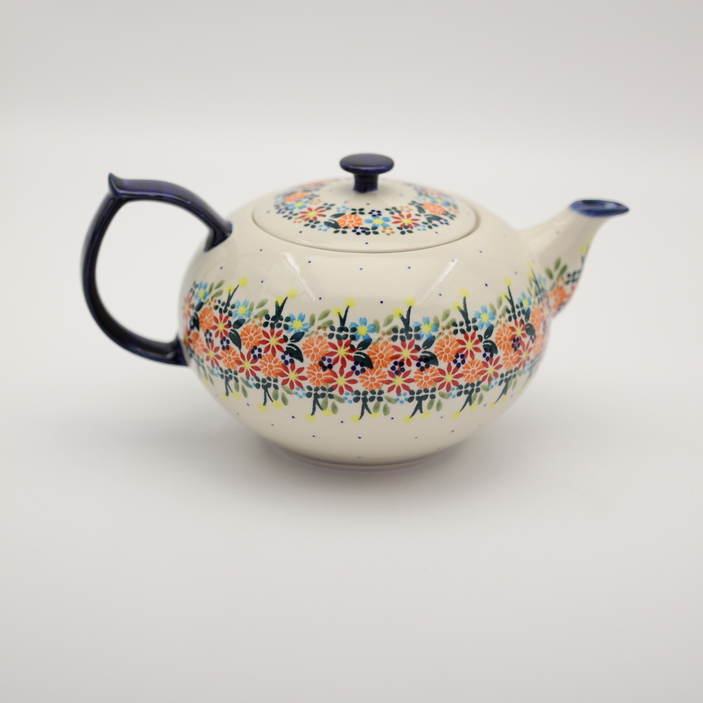 Bolesławiec ceramic teapot – hand-decorated Polish pottery with traditional cobalt patterns. A stylish and durable teapot perfect for serving tea and showcasing authentic Polish ceramic craftsmanship.