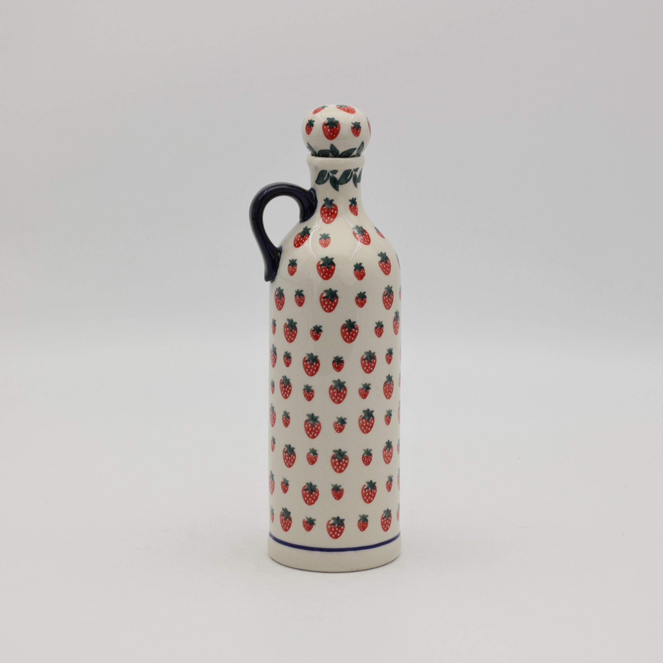 Hand-painted striped teapot made from traditional Bolesławiec pottery. A stylish and functional piece perfect for serving tea and decorating the kitchen.