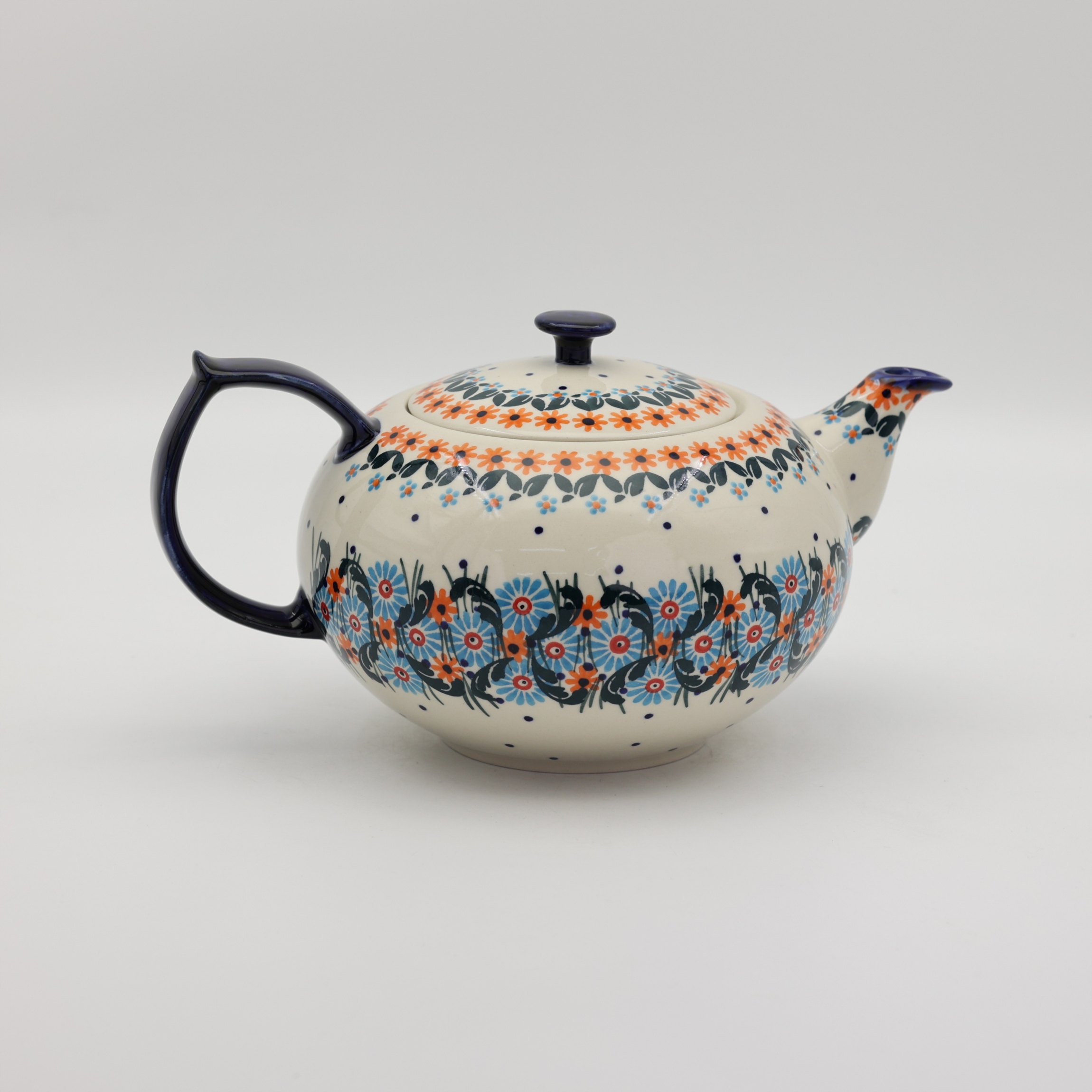 Hand-painted Alladyn teapot 2L made from traditional Bolesławiec pottery. A stylish and functional teapot perfect for brewing tea and serving hot beverages.
