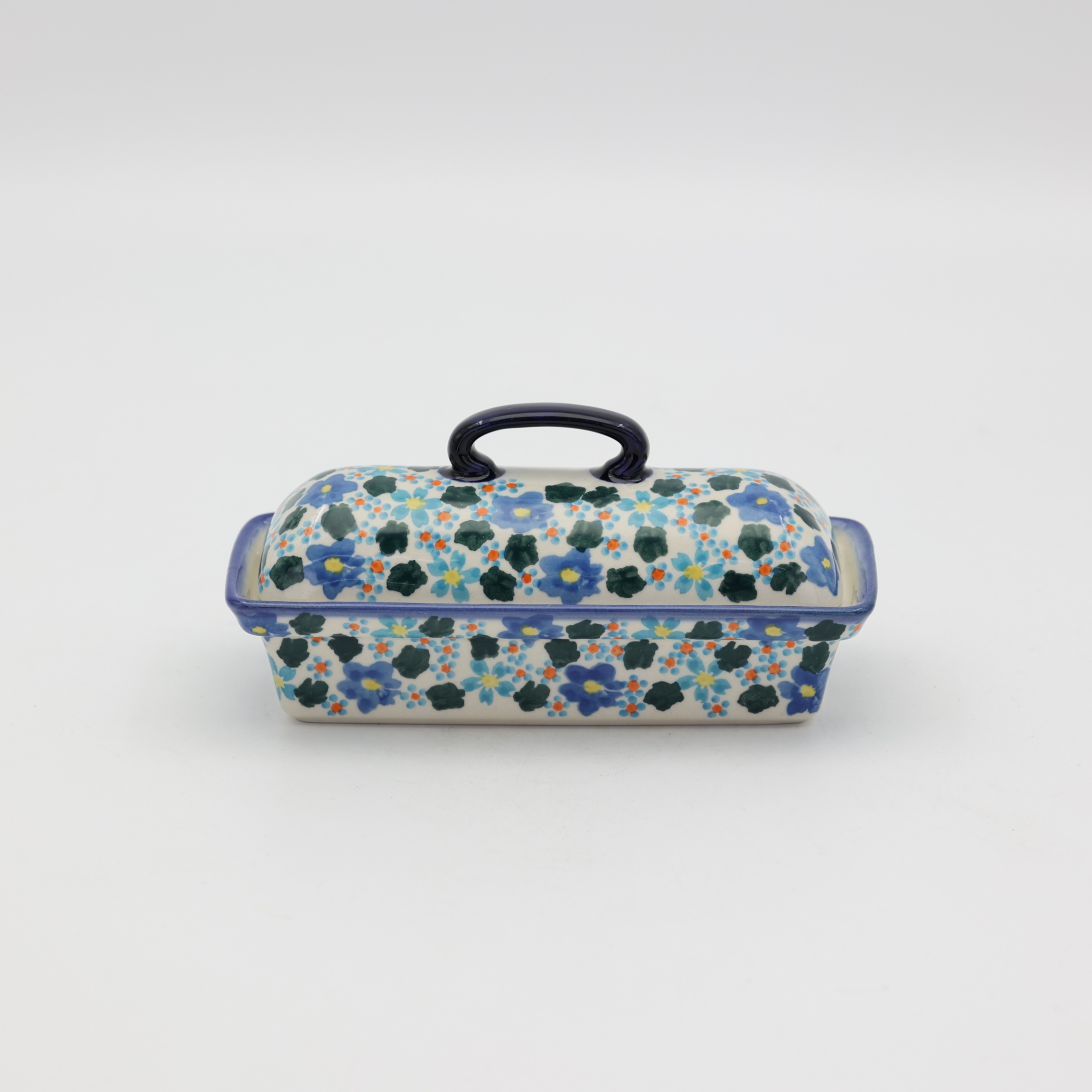 Hand-painted butter dish made from traditional Bolesławiec pottery. A practical and elegant container perfect for storing and serving butter.