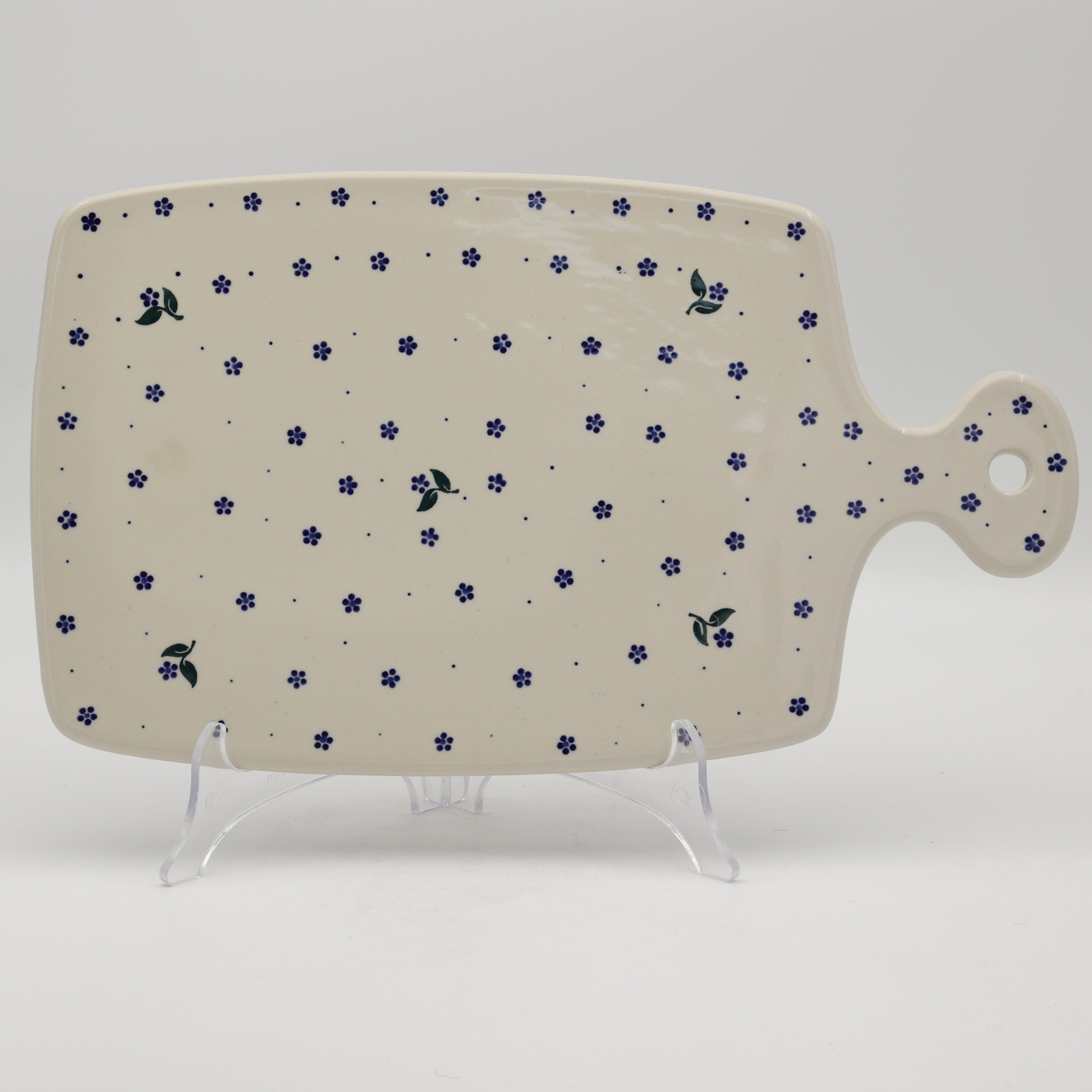 This impressive, hand-decorated ceramic board is the perfect blend of function and art, ideal for elegantly serving large platters of cold cuts, cheeses, or bread. Made from durable Bolesławiec stoneware.